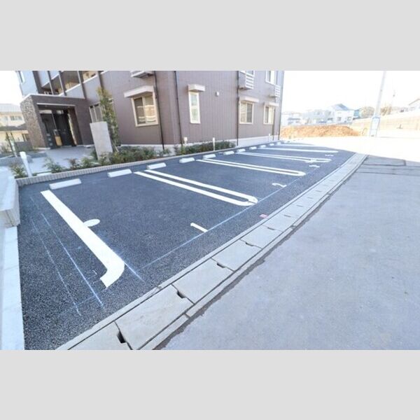 WEST COURT 結 駐車場