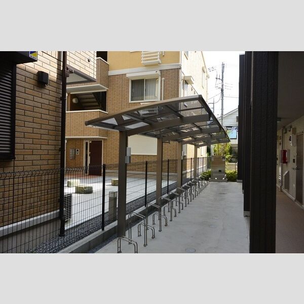 ムーンドレイク305号室 駐輪場は屋根付き♪