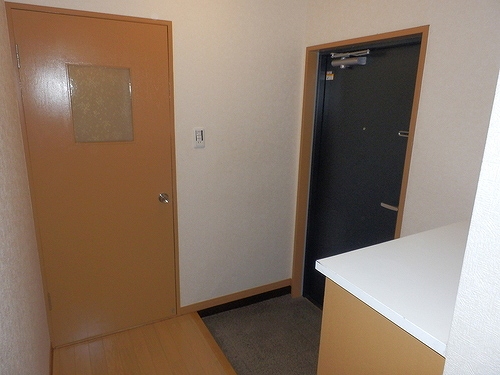 浅野レジデンス2階 玄関　※2021年7月撮影