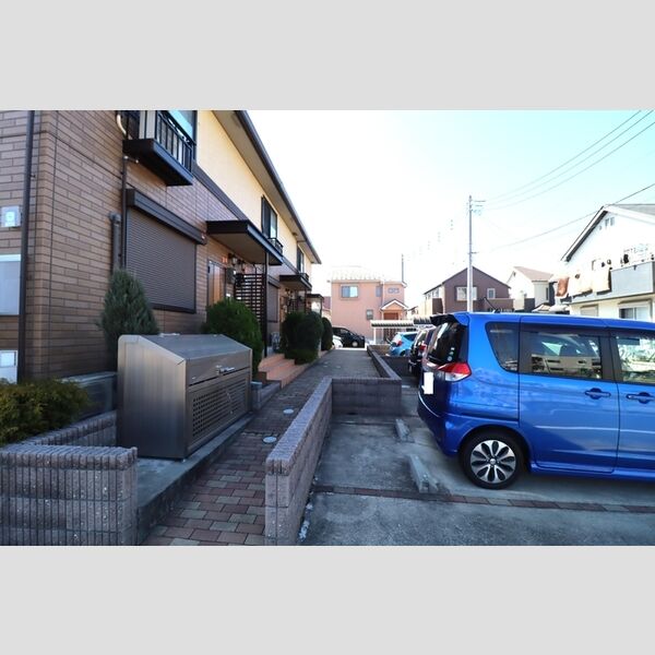 メープルハウス ゴミストッカー・エントランス前・駐車場
