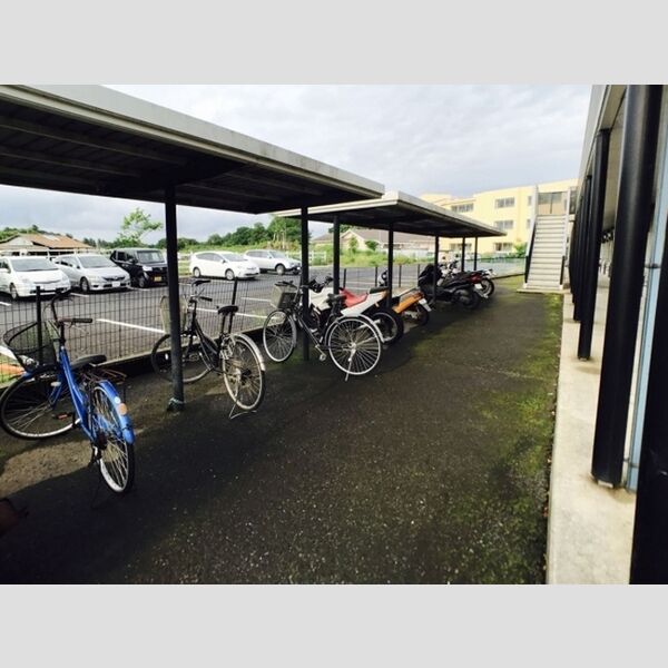 プレミールA 駐輪場