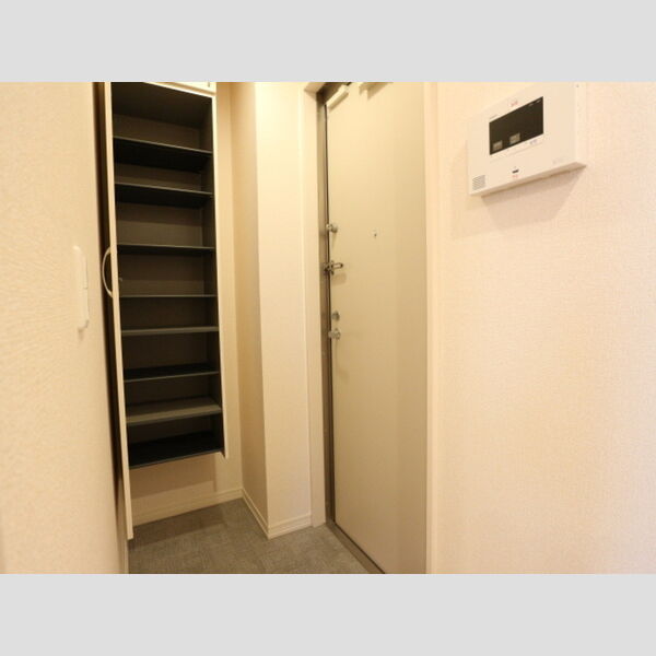 ファヴール301号室 トールタイプのシューズボックス付の玄関