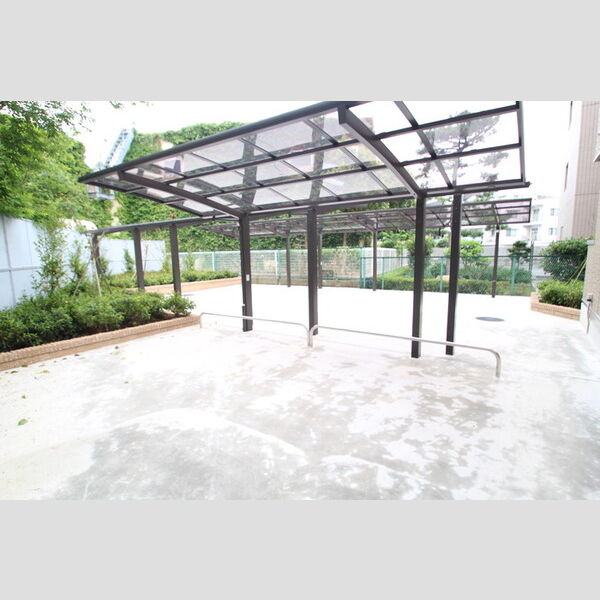 クレール扇105号室 駐輪場には屋根が付いています!