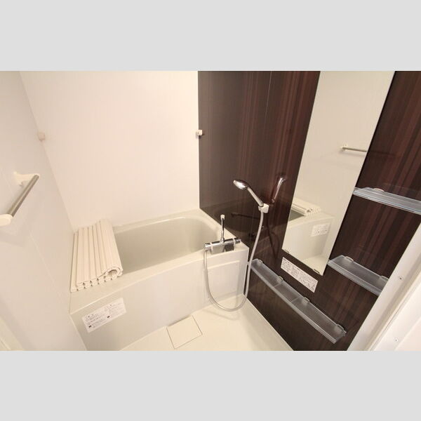 ムーンドレイク305号室 浴室は高級感のある木目調アクセントパネル