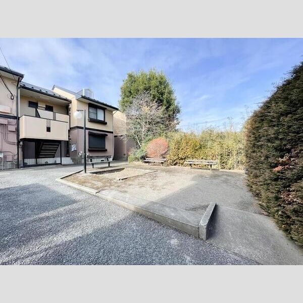 ラ・フランセ　弐番館 駐車場