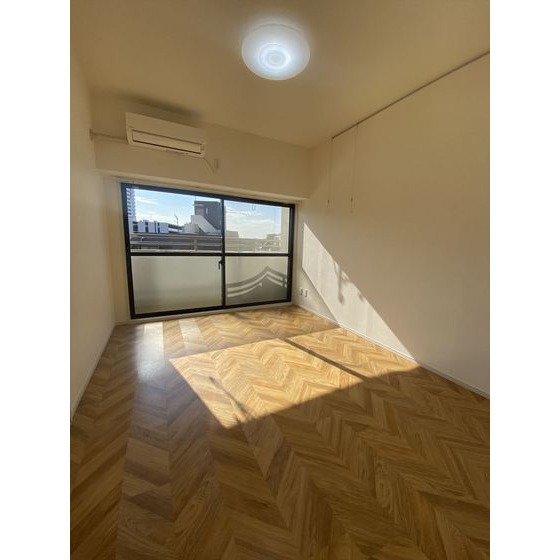 ロイヤルフラット野毛山壱番館703号室 リビング