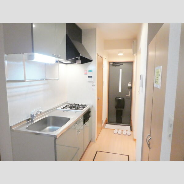 メデアージュ・エイ101号室 洋室からキッチンと玄関