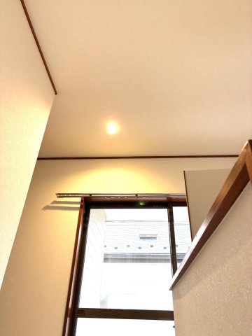 柏市東中新宿3丁目戸建 2階の廊下にも人感センサーライト付き。暗い時間帯の安全を配慮