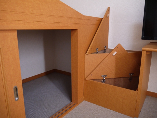レオパレスグランドールⅡ210号室 ハイベッド下、階段部分も収納です。