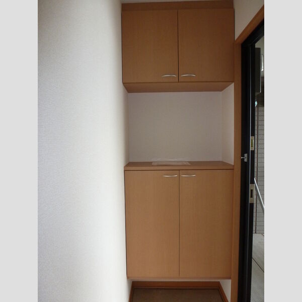 オードリー・モア　参番館 玄関