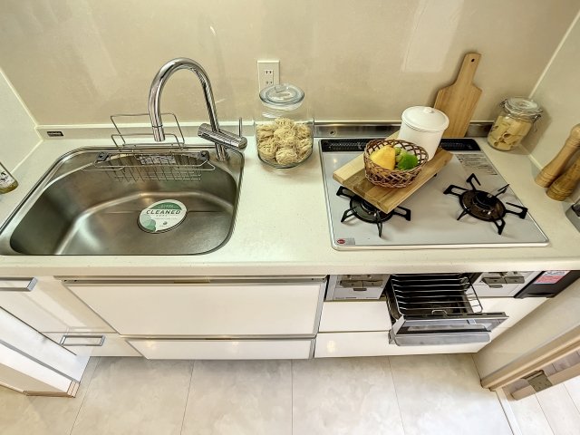 ヌフエタージュ システムキッチン（3口ガスコンロ・グリル付）※画像はイメージです(家具や小物は設備ではありません)