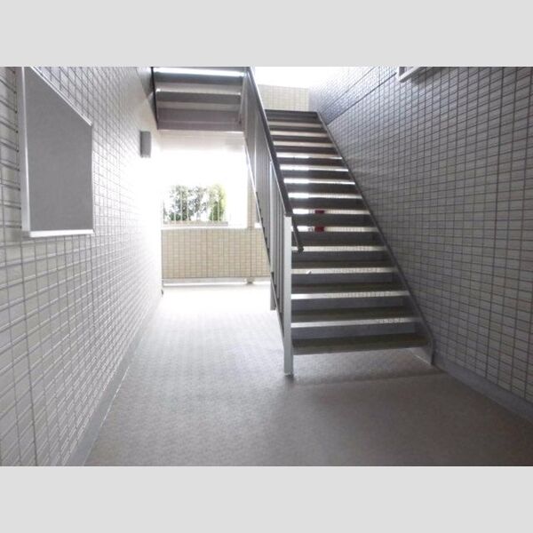 レフィナード末広102号室 階段ホール