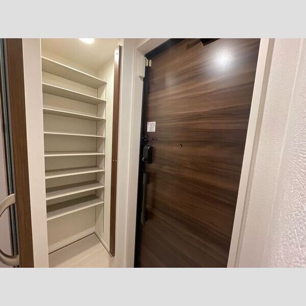 ルリアン綾瀬Ⅱ302号室 玄関