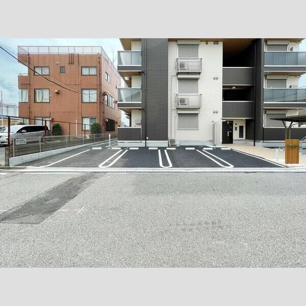 グレイス三郷303号室 駐車場