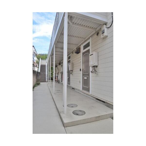 イスティーム102号室 エントランス