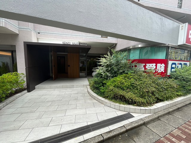 ＫＥＮＺＯ　ＨＡＵＳ　ＥＫＯＤＡ エントランス