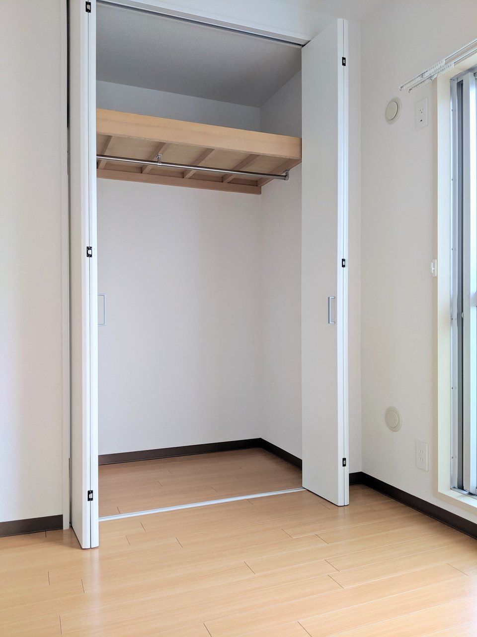 グリーンアベニュー 洋室　収納　※別号室の参考写真(現況優先・仕様違いの場合あり)