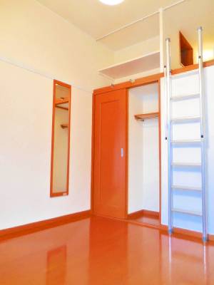 レオパレスＭＫ　Ⅰ106号室 天井まで続く大容量の収納スペースが御座います！