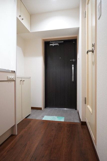 メゾンカルム横浜2階 玄関