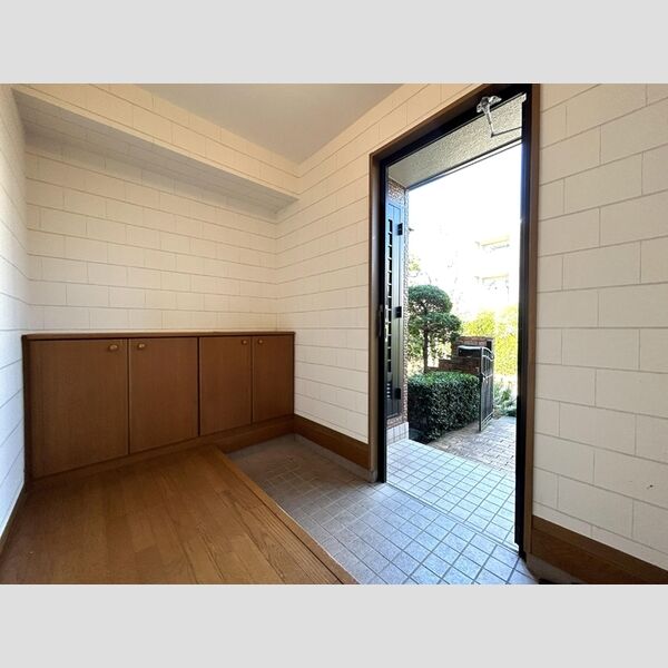 ロイヤルガーデン　壱～七番館3102号室 玄関