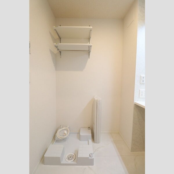 アベニール大倉山303号室 洗濯機置き場