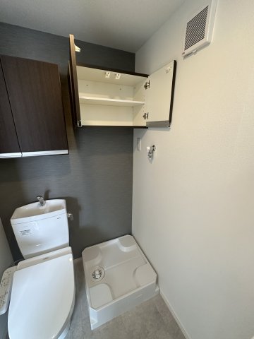 ベル エスペース301号室 室内洗濯機置場の上には棚があります！