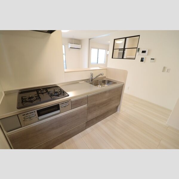 セレーノ103号室 対面式キッチン(3口ガスコンロ)