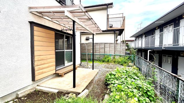 モダンカフェ Kitchen House羽村 庭の花壇で野菜やハーブも栽培できます