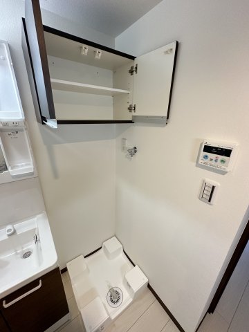 ベイルーム湘南台205号室 室内洗濯機置場の上には棚があります！