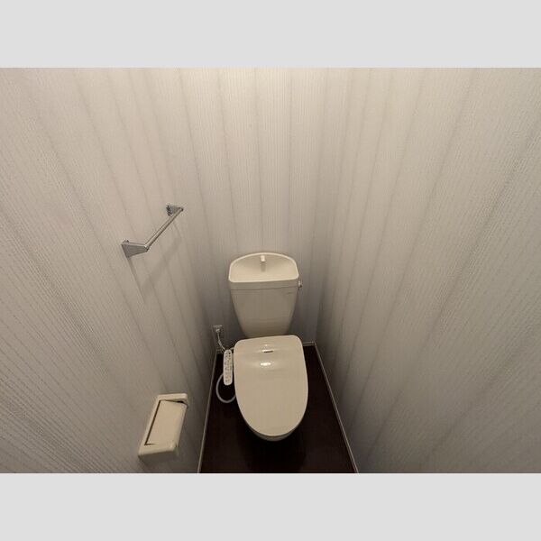 コート権太坂202号室 温水洗浄便座付きトイレ