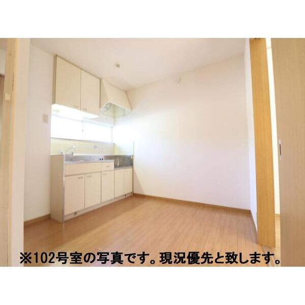 エステートピース202号室 リビング