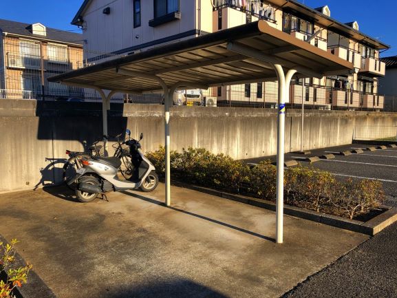 レオパレスルベエル209号室 屋根付き駐輪場