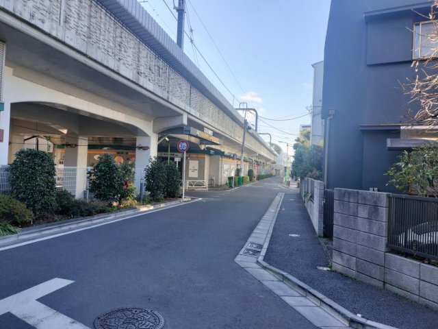 tronco祖師谷101号室 道に出ると駅舎が見えるほど駅に近いです