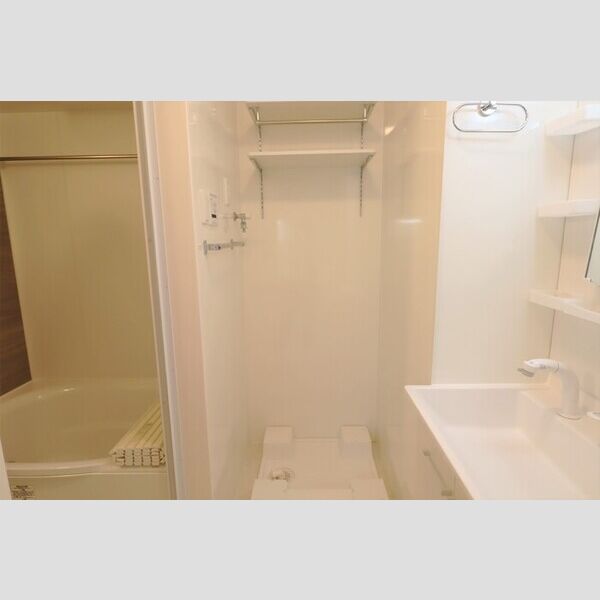 マ・メゾン鵠沼花沢　A 洗面室の洗濯機スペース上部に収納棚があります