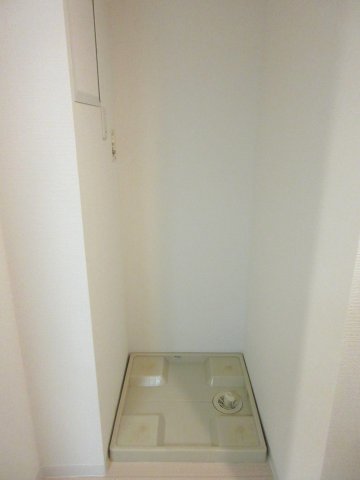 アムールふれあいの丘0703号室 室内洗濯機置場　※別号室の参考写真です(現況優先・仕様違いの場合あり)