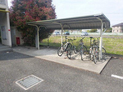 レオパレスコア201号室 屋根付き駐輪場