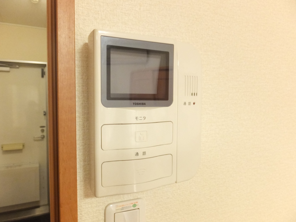 レオパレスキャノーラ103号室 モニター付きインターフォンなら急な来客にも慌てません。