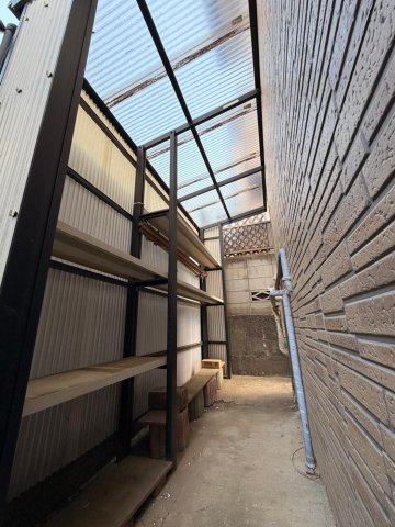 所沢市東新井町戸建 外に屋根付き大型収納があります