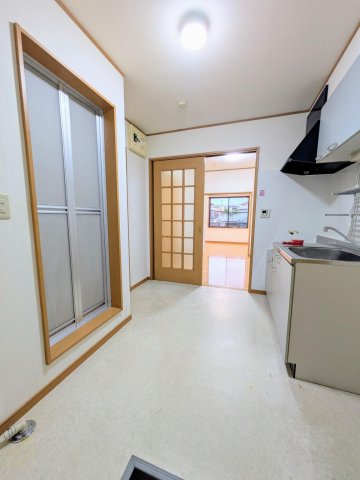 コーポKⅡ102号室 玄関を入った所。左に浴室とトイレ。奥に２部屋あります。