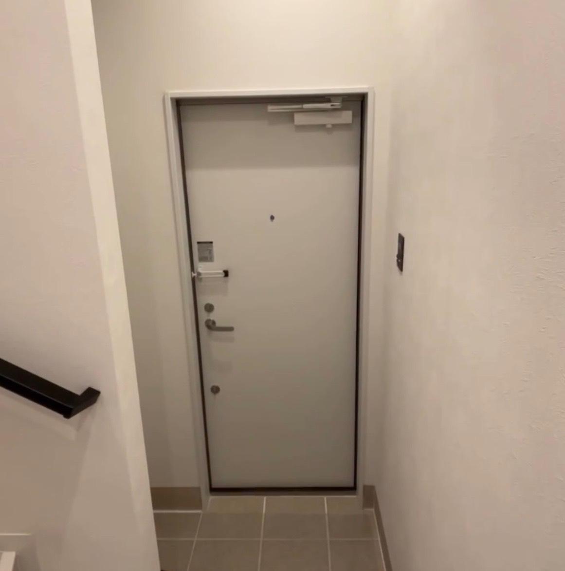 ルヴアン梅田戸建て 玄関の内側はホワイト