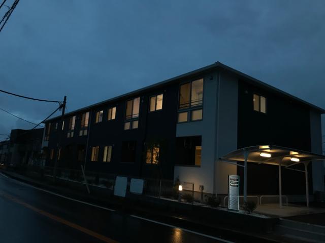 ラ・フォンテーヌ106号室 外観写真（夜）