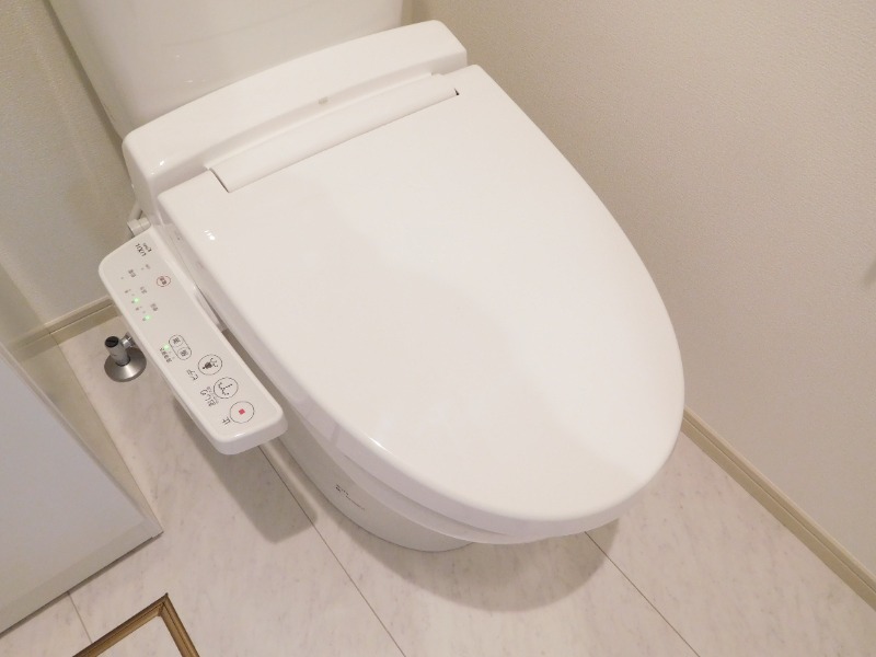 Lily東中山2階 ウォシュレット付きトイレ