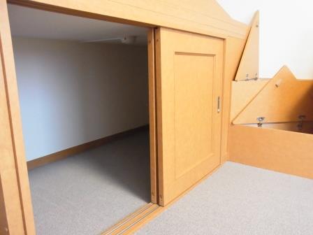 レオパレスＹＯＫＯＳＵＫＡ216号室 ハイベッド下、階段部分も収納できます