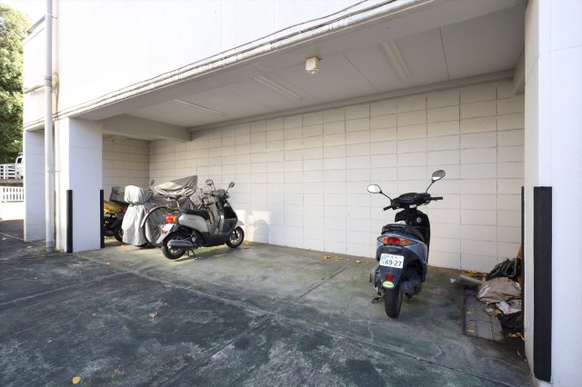カーイング多摩202号室 無料バイク置場