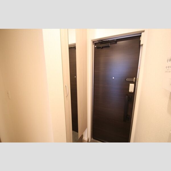 グラナーデ扇Ⅲ102号室 玄関