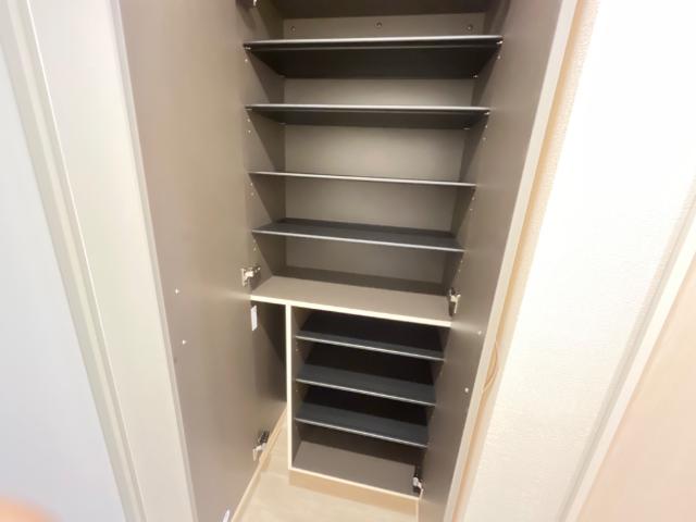 エクセレントタワー303号室 下駄箱