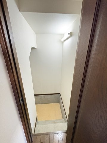 池子1丁目戸建 階段下収納
