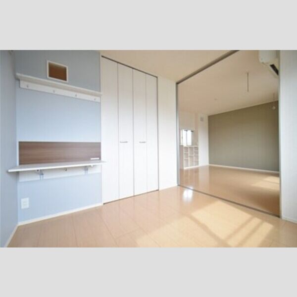 ソレイユ202号室 居室とリビングダイニング