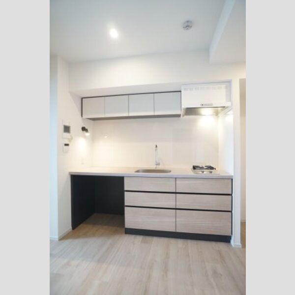 プライムメゾン亀戸804号室 白を基調とした清潔感のあるキッチンは上部にも棚収納があります