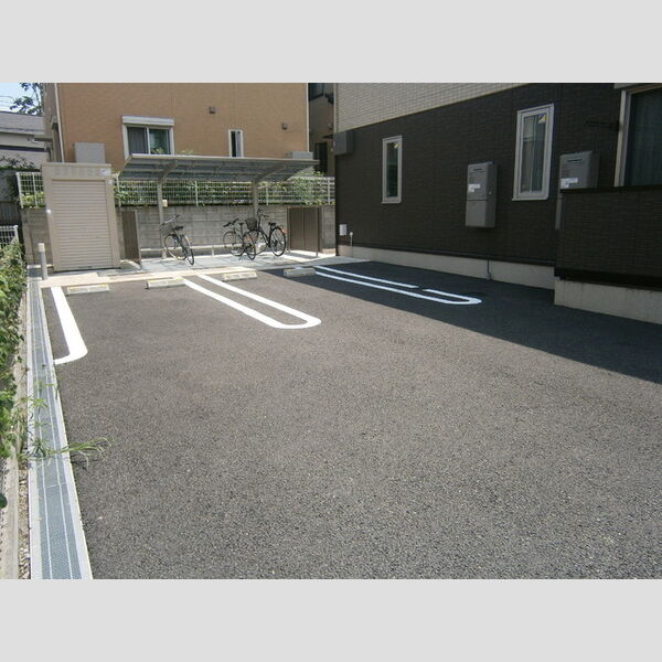 ジュネス湘南 駐車場